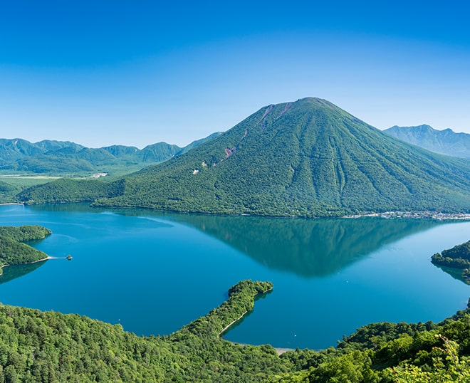 中禅寺湖と男体山