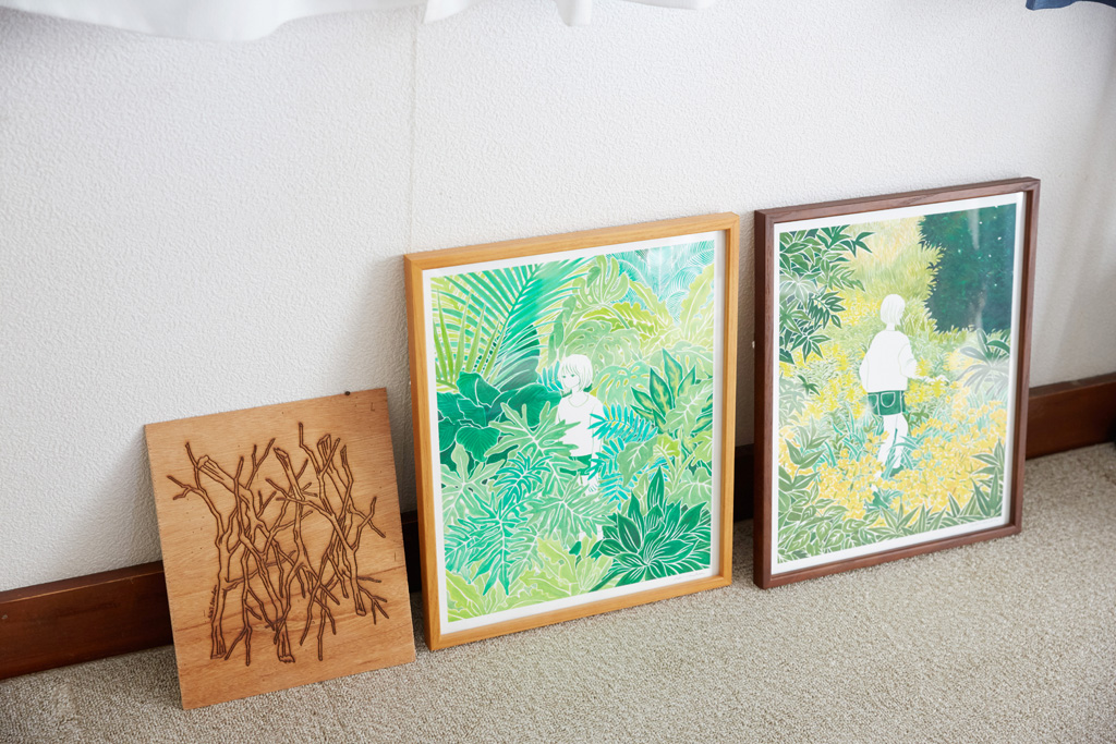 女の子と植物が描かれた惣田さんの作品